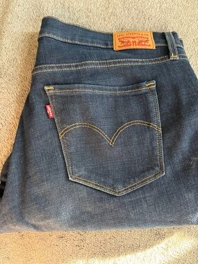 Levi's Men's Dark Blue Slim Straight Jeans with Signature Pocket Stitch